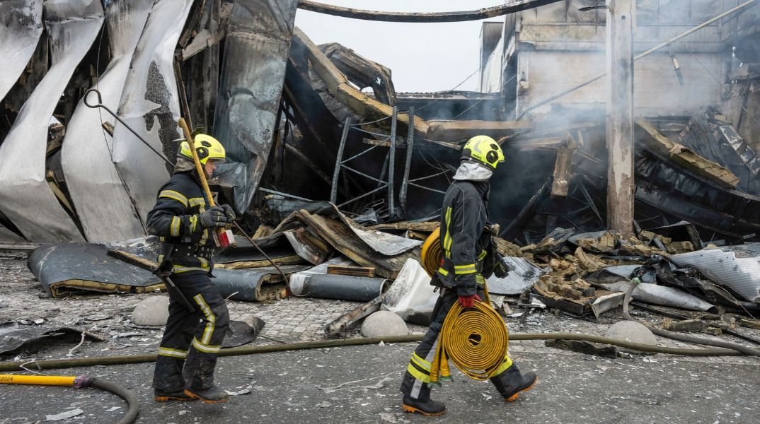 Η Ρωσία βομβάρδισε το Κίεβο με βαλλιστικούς πυραύλους, λίγο μετά τις ανακοινώσεις για επανέναρξη των τριμερών διαπραγματεύσεων.
