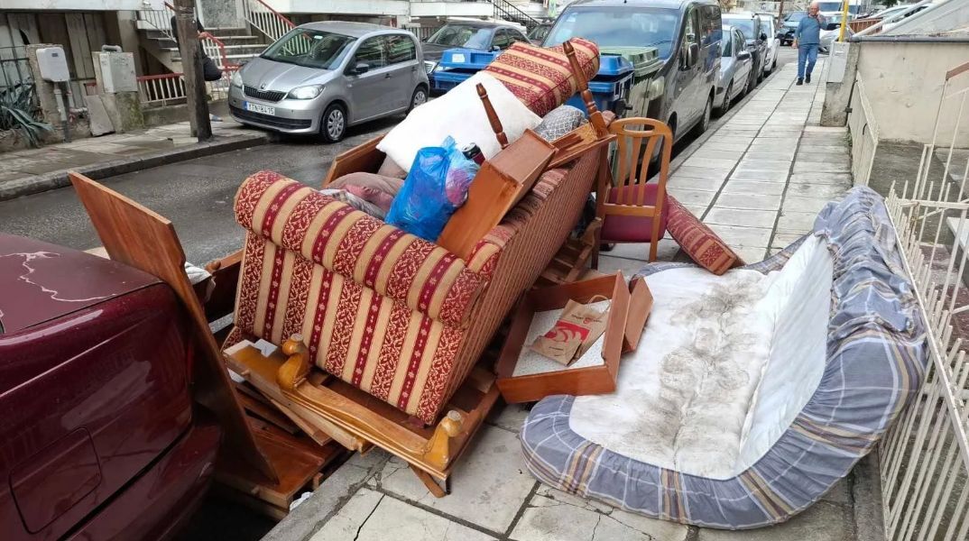 Πρόστιμο 3.000 ευρώ επιβλήθηκε από τον Δήμο Θεσσαλονίκης σε δημότη ο οποίος πέταξε ολόκληρο το νοικοκυριό του στον δρόμο 