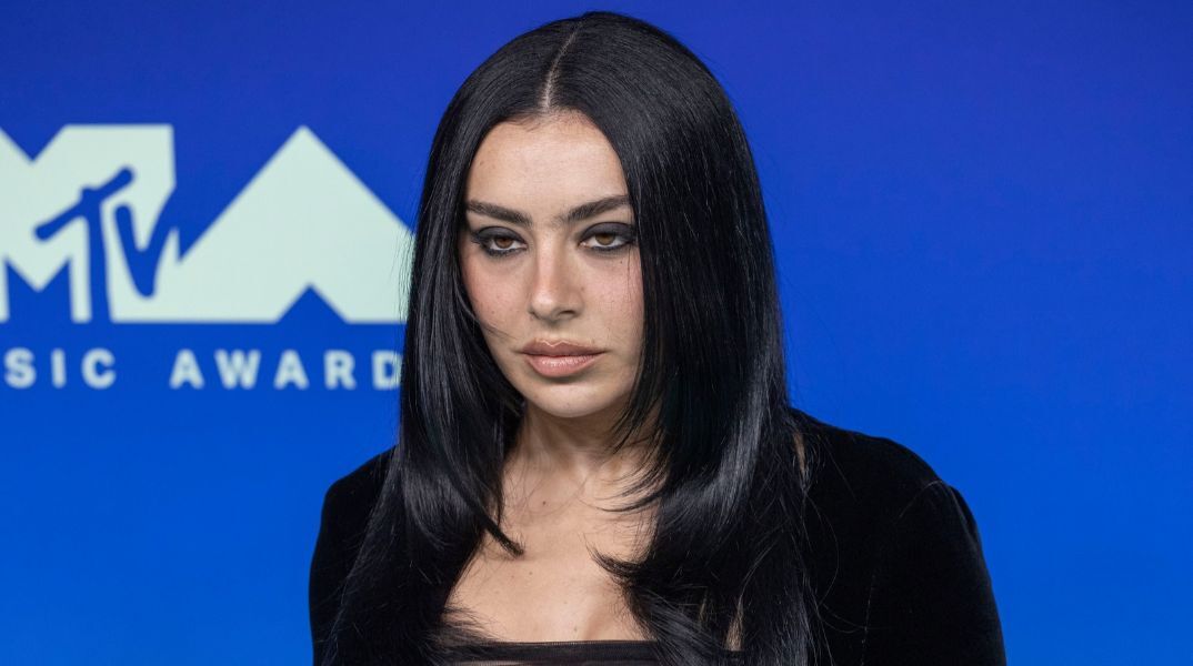 Η Charli XCX συμμετέχει στη νέα ταινία του Μάρτιν Σκορσέζε, «What Happens at Night», με τους Λεονάρντο ΝτιΚάπριο και Τζένιφερ Λόρενς.