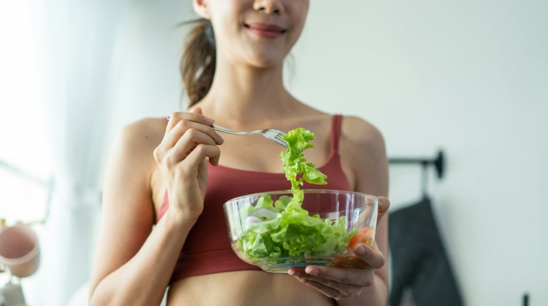 Η διατροφική τάση fibermaxxing φέρνει τις φυτικές ίνες στο προσκήνιο - Έρευνες συνδέουν την κατανάλωσή τους με καλύτερη υγεία και μακροζωία.