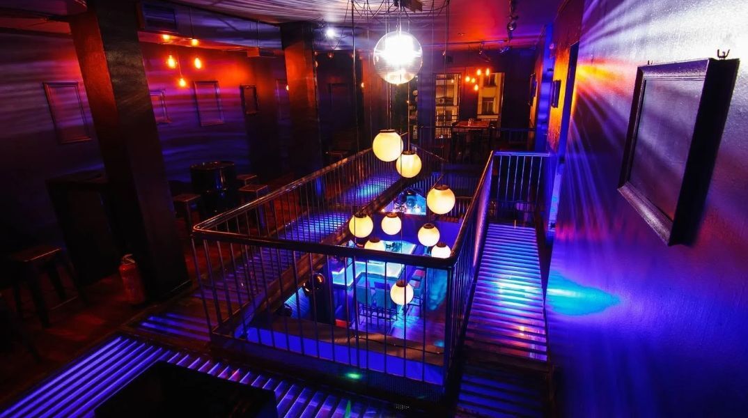 Το ιστορικό club Χοροστάσιο στην πλατεία Κλαυθμώνος κλείνει οριστικά, αποχαιρετώντας το αθηναϊκό κοινό με έξι τελευταία πάρτι.