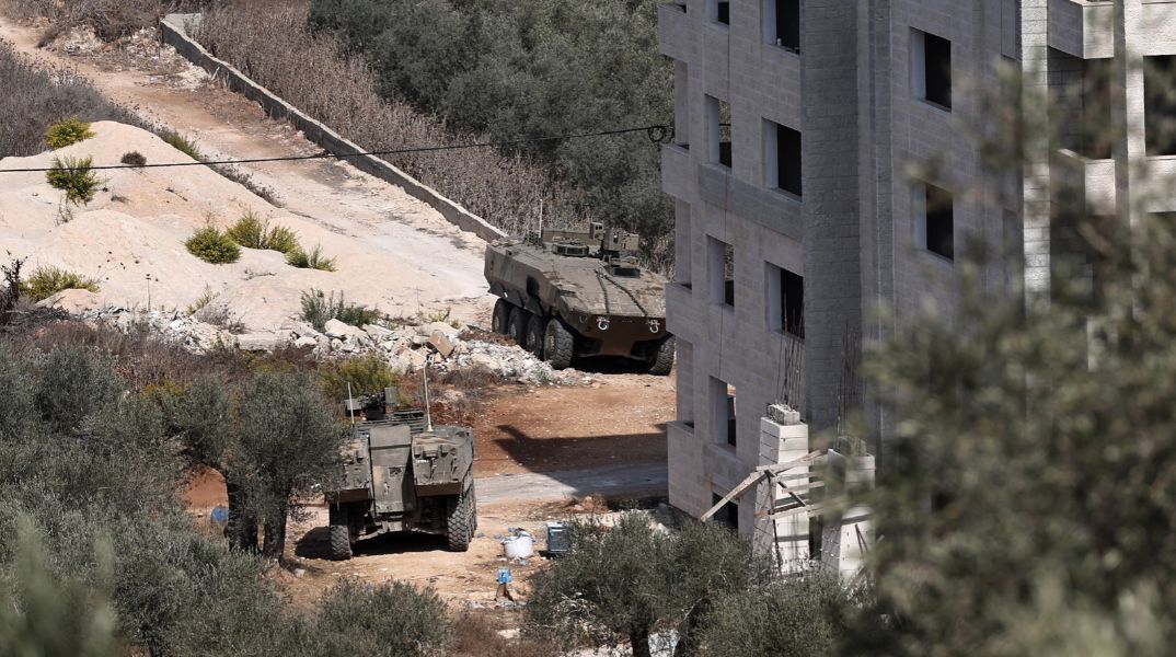 Ο Μπενιαμίν Νετανιάχου διέταξε ευρεία στρατιωτική επιχείρηση στη Δυτική Όχθη μετά τον θάνατο δύο Ισραηλινών στρατιωτών στη Χεβρώνα.