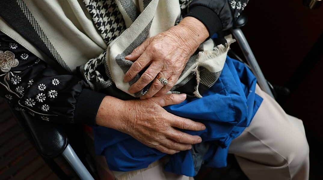 Συνταξιούχος σε καρέκλα