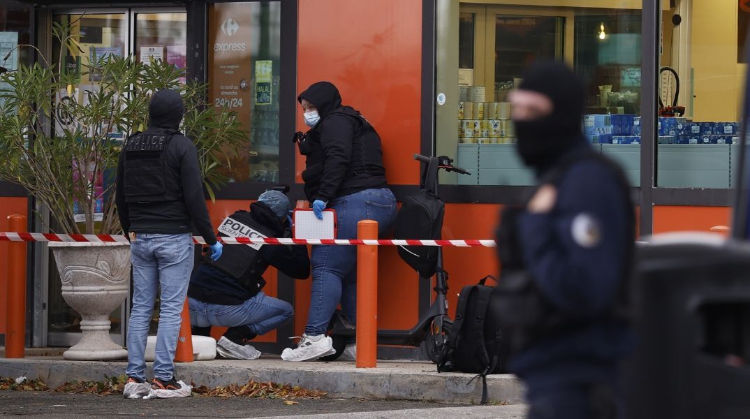 Ο Εμανουέλ Μακρόν χαρακτήρισε «ρατσιστική τρομοκρατική επίθεση» τους πυροβολισμούς κοντά στο Παρίσι που προκάλεσαν έναν θάνατο και πέντε τραυματισμούς.