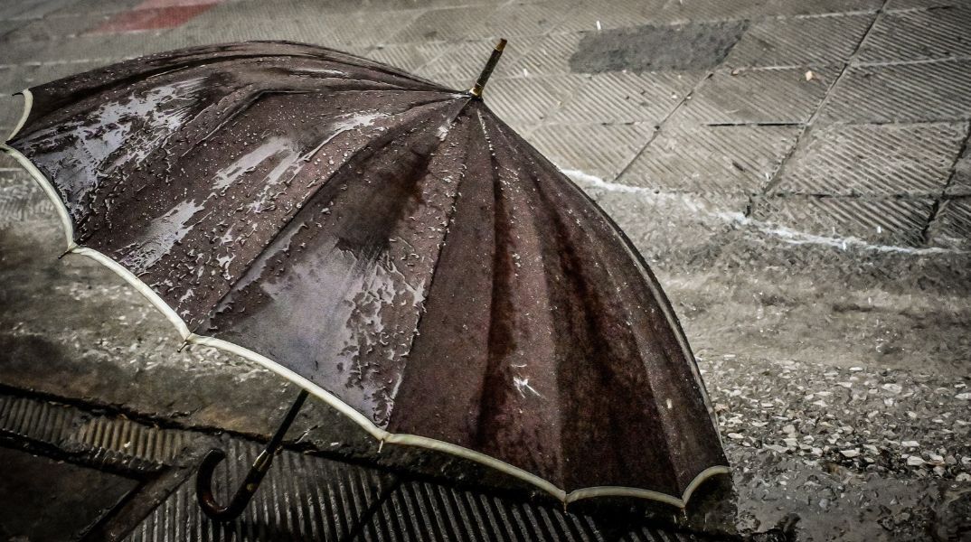 Επιδείνωση του καιρού την Κυριακή 25 Οκτωβρίου, με βροχές και καταιγίδες σε αρκετές περιοχές της χώρας, μικρή πτώση της θερμοκρασίας και ανέμους έως 6 μποφόρ.