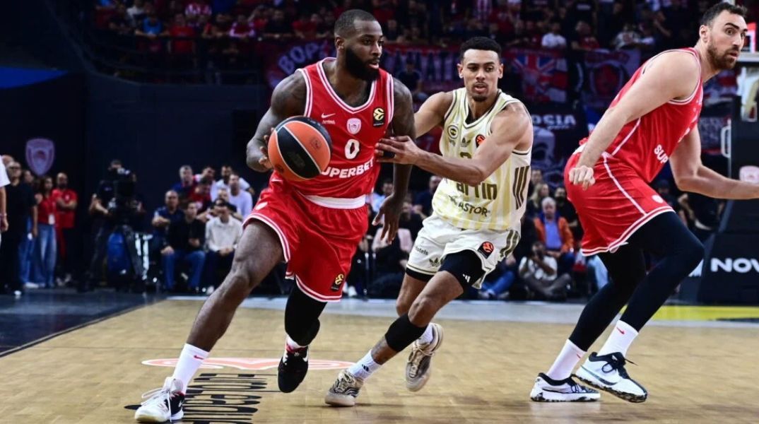 EuroLeague: Ο Ολυμπιακός ηττήθηκε 64-61 από τη Φενέρμπαχτσε, χάνοντας στις λεπτομέρειες και γνωρίζοντας την πρώτη εντός έδρας ήττα της σεζόν.