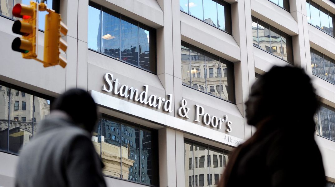 Ο S&P επιβεβαίωσε το ελληνικό αξιόχρεο στη βαθμίδα ΒΒΒ, προβλέποντας πρωτογενή πλεονάσματα, ανάπτυξη και περαιτέρω αποκλιμάκωση του χρέους.
