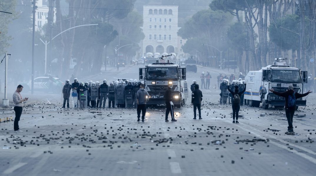 Σε έκρυθμη κατάσταση παραμένει η Αλβανία μετά τις άγριες συγκρούσεις στα Τίρανα - Νέες συγκεντρώσεις φοιτητών, επιμένει σε διάλογο ο Ράμα.