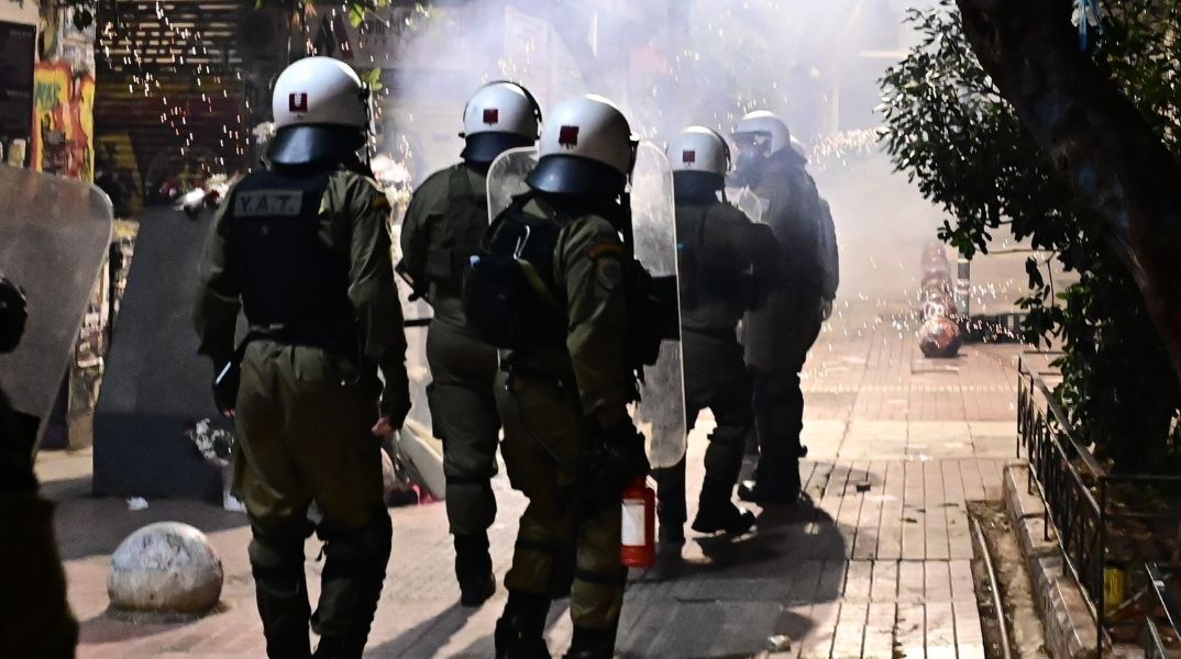Επεισόδια στα Εξάρχεια με φωτιές σε κάδους και επιθέσεις με πέτρες - Η Αστυνομία προχώρησε σε δύο συλλήψεις και εννέα προσαγωγές.