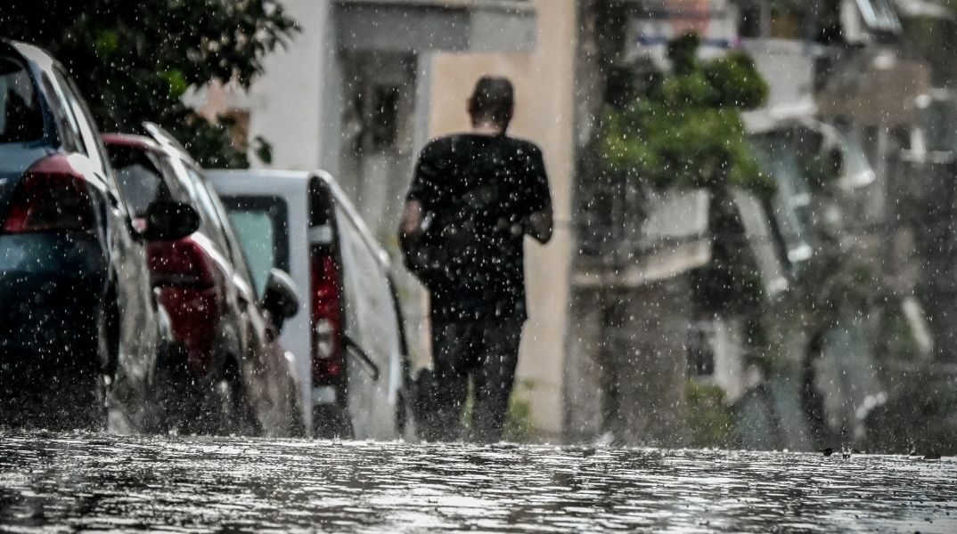 Έκτακτο δελτίο επιδείνωσης καιρού εξέδωσε η ΕΜΥ με ισχυρές βροχές, καταιγίδες και τοπικές χαλαζοπτώσεις από τις πρώτες ώρες της Δευτέρας.