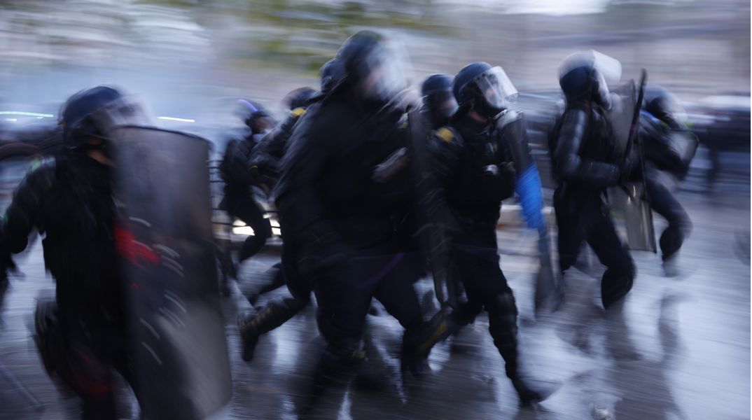 Πάνω από 1.300 συλλήψεις στη Γαλλία μετά τις νέες μαζικές διαδηλώσεις κατά της ακρίβειας, με συγκρούσεις και τραυματισμούς αστυνομικών.