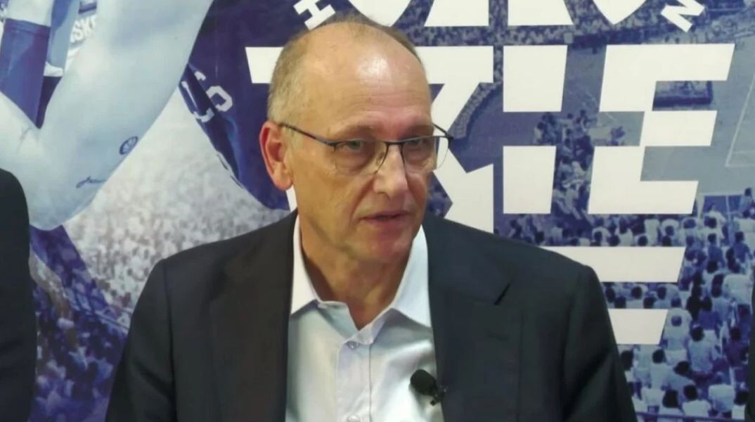 Σκάνδαλο μπάσκετ: Ο Βαγγέλης Λιόλιος παραιτήθηκε από πρόεδρος της ΕΟΚ πριν απολογηθεί στον ανακριτή, δηλώνοντας αποχή μέχρι τη διαλεύκανση της υπόθεσης.
