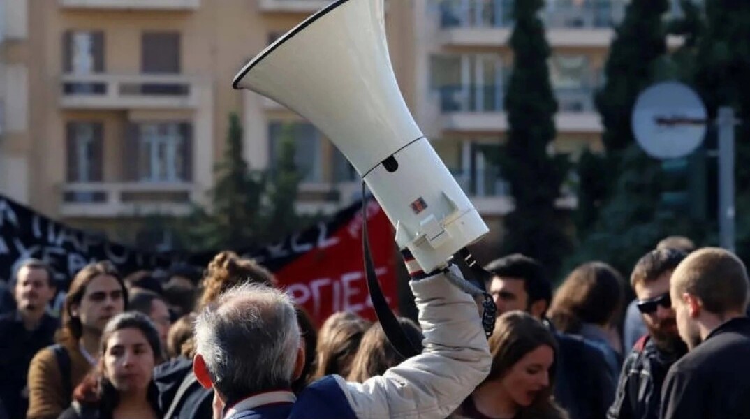Εργαζόμενοι συμμετέχουν σε απεργία