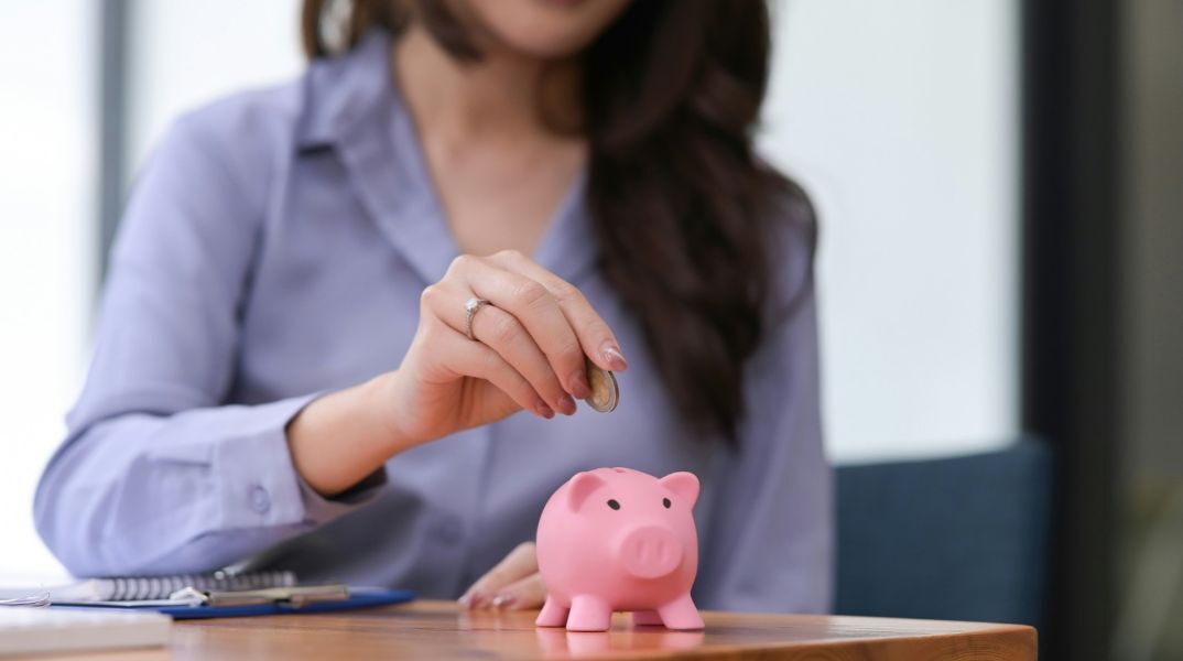 Αύξηση 3,7% σημείωσε το διαθέσιμο εισόδημα που είχαν τα νοικοκυριά το 2025 στα 165,4 δισ. ευρώ, σύμφωνα με τα στοιχεία της ΕΛΣΤΑΤ.