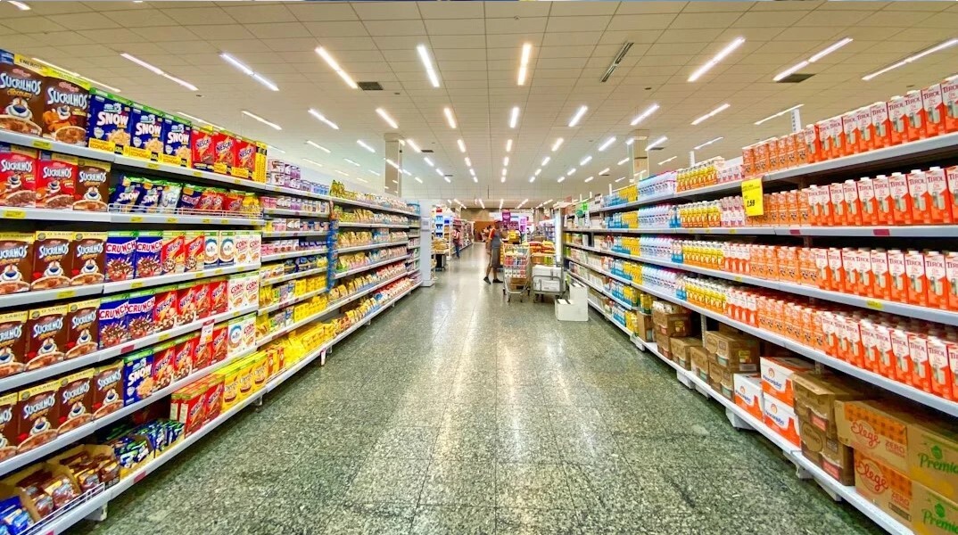 Τρόφιμα και άλλα είδη πρώτης ανάγκης σε διάδρομο σούπερ μάρκετ