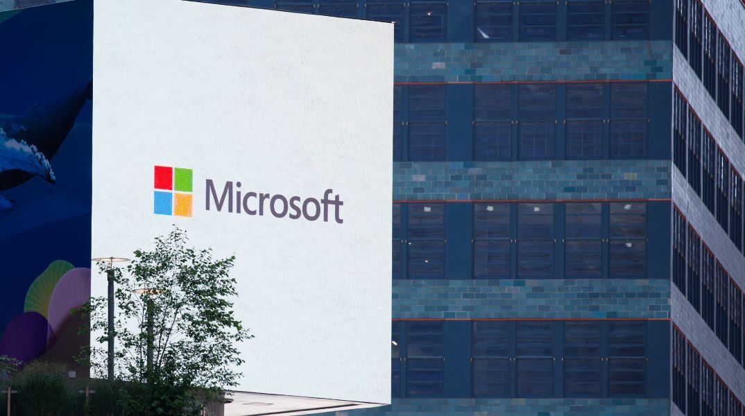 Η Microsoft προτείνει εθελούσια έξοδο σε εργαζόμενους τεσσάρων χωρών, ενώ ενισχύει τις επενδύσεις της σε κέντρα δεδομένων και τεχνητή νοημοσύνη.