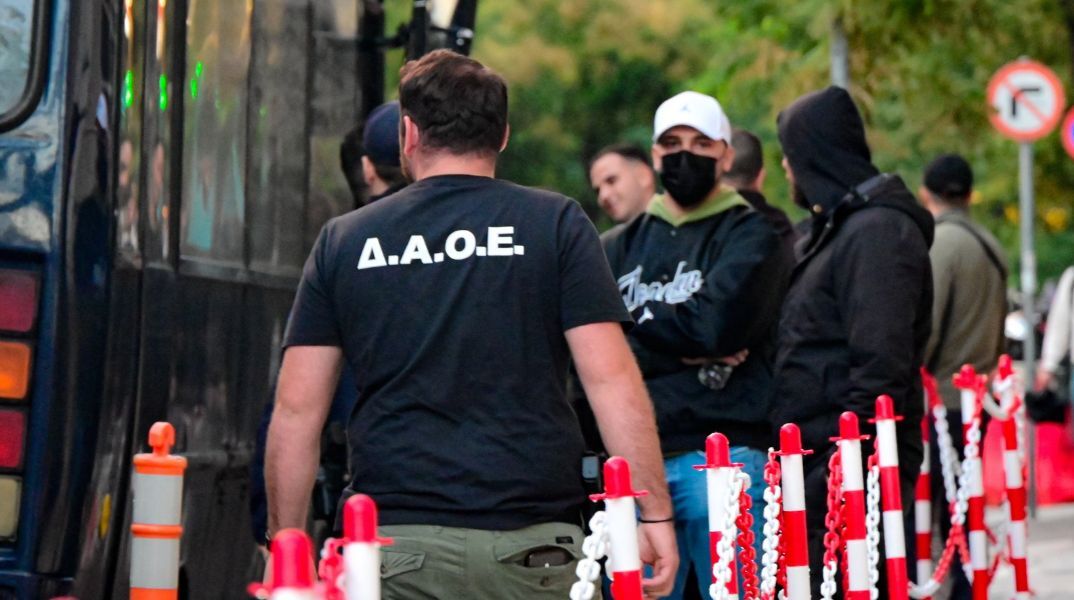Δύο λογαριασμοί με 6 εκατ. ευρώ δεσμεύονται στο πλαίσιο της έρευνας για την υπόθεση Χωριάτικο - Το κύκλωμα φέρεται να έλεγχε 433 εταιρείες και 28 παραλίες στη Ρόδο