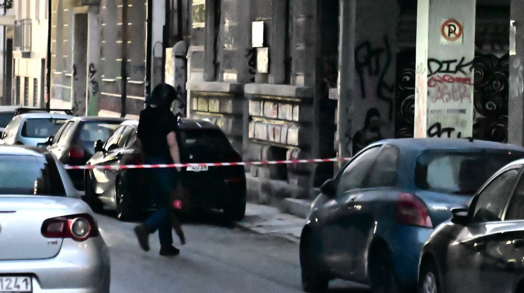 Έληξε ο συναγερμός στην περιοχή των Εξαρχείων, αποκαταστάθηκε η κυκλοφορία - Ο έλεγχος της ΕΛ.ΑΣ. στην ύποπτη τσάντα έδειξε ότι περιείχε μόνο ρούχα.