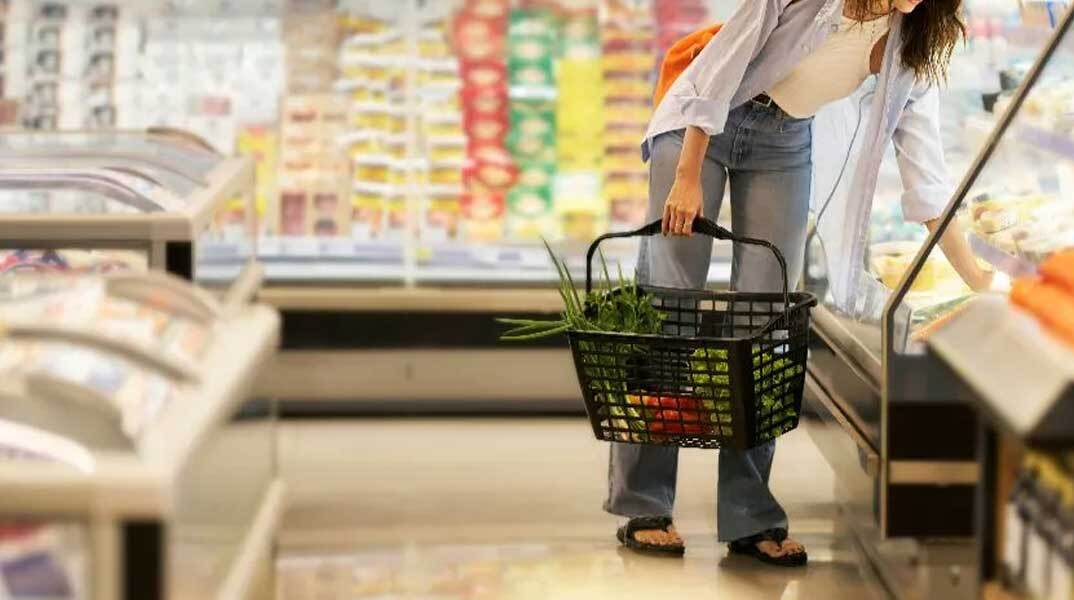 Γυναίκα ψωνίζει σε σούπερ μάρκετ