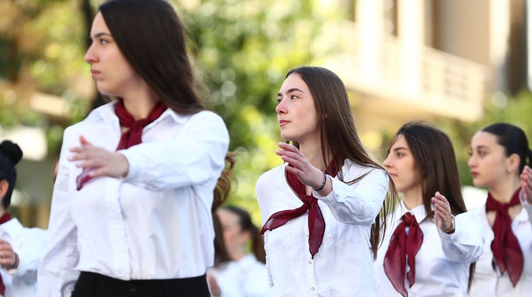 Μαθητές από 22 σχολεία συμμετείχαν στην παρέλαση της Θεσσαλονίκης για την 28η Οκτωβρίου, παρουσία εκπροσώπων της πολιτικής και αυτοδιοικητικής ηγεσίας.