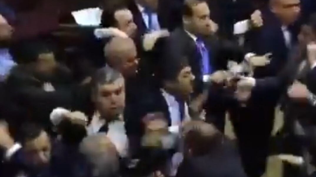 Καρέ καρέ το άγριο ξύλο στο Κοινοβούλιο μεταξύ βουλευτών στην Αρμενία