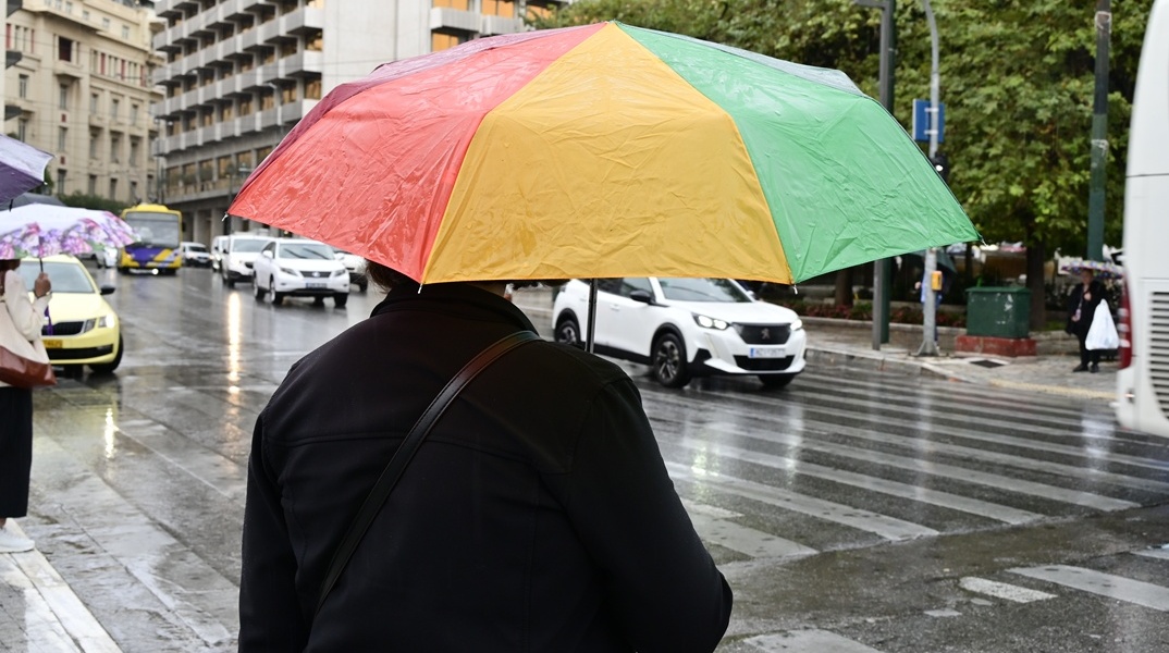 Άτομο με ομπρέλα εν μέσω βροχής
