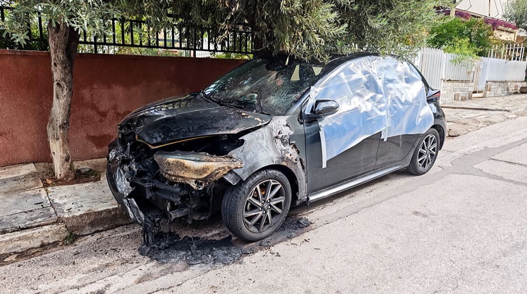 Σε διαθεσιμότητα με εντολή Δένδια ο αξιωματικός του Πολεμικού Ναυτικού που πυρπόλησε τα σπίτια πρώην συντρόφων του