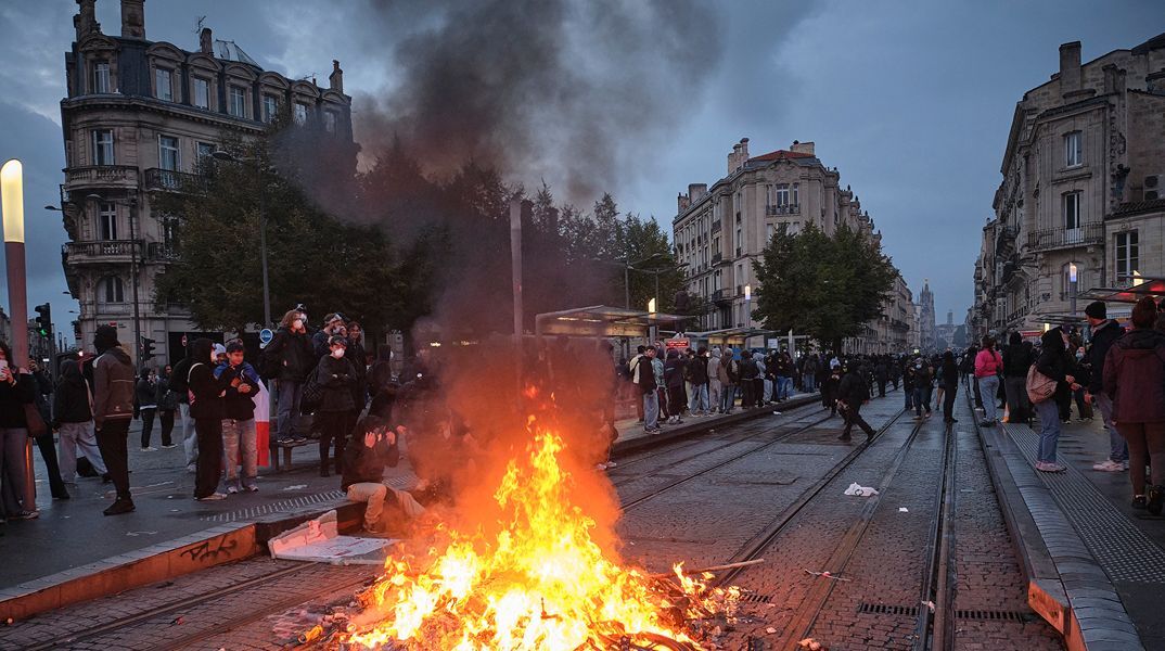 Σε κλοιό διαδηλώσεων και σήμερα η Γαλλία: Απαγορεύσεις κυκλοφορίας και αυξημένα μέτρα