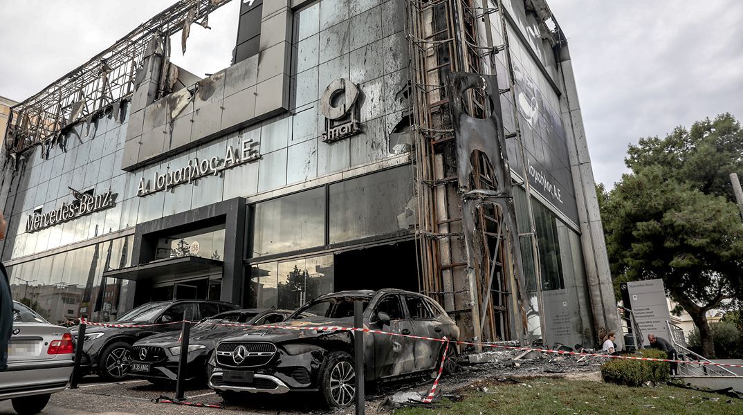 Γλυφάδα: Εξετάζεται το ενδεχόμενο εμπρησμού στην αντιπροσωπεία αυτοκινήτων της Βουλιαγμένης