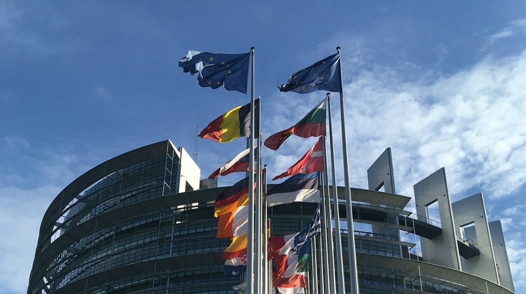 Σημαίες μελών της Ευρωπαϊκής Ένωσης έξω από το Ευρωκοινοβούλιο στο Στρασβούργο