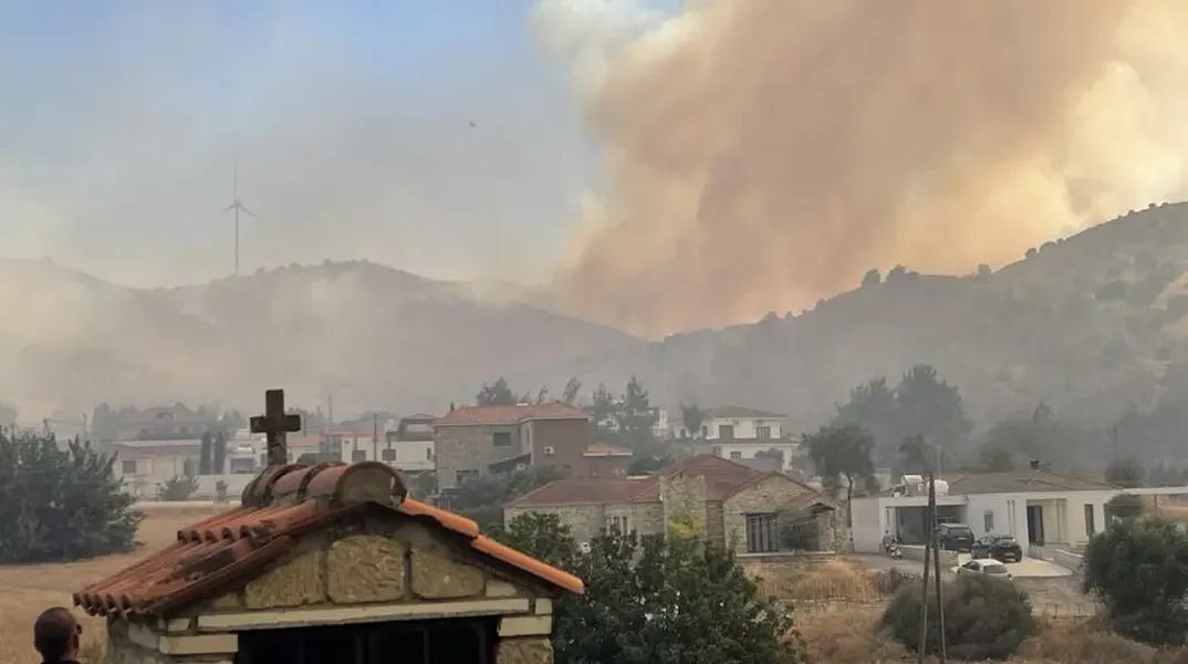 Φωτιά τώρα στην Κύπρο: Εκκενώθηκαν οι κοινότητες Αγίας Άννας και Ψευδά 