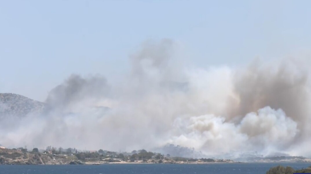 Καπνοί πάνω από την Παλαιά Φώκαια