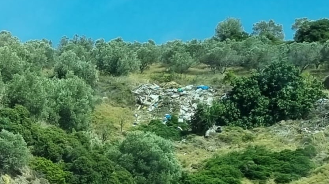 Η εικόνα - σύμβολο της καλοκαιρινής Ελλάδας από μια αυτοσχέδια χωματερή.