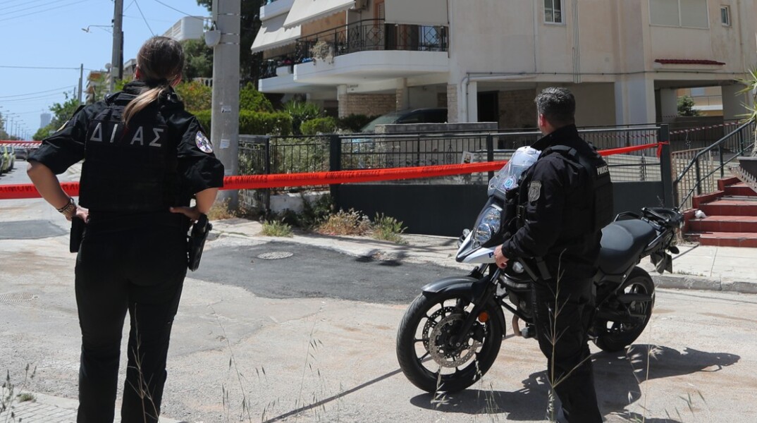 Ηλιούπολη: Κρατούσα το χέρι στην κοπέλα που ανέπνεε και της μιλούσα, λέει ο άνδρας που βρήκε τις 17χρονες