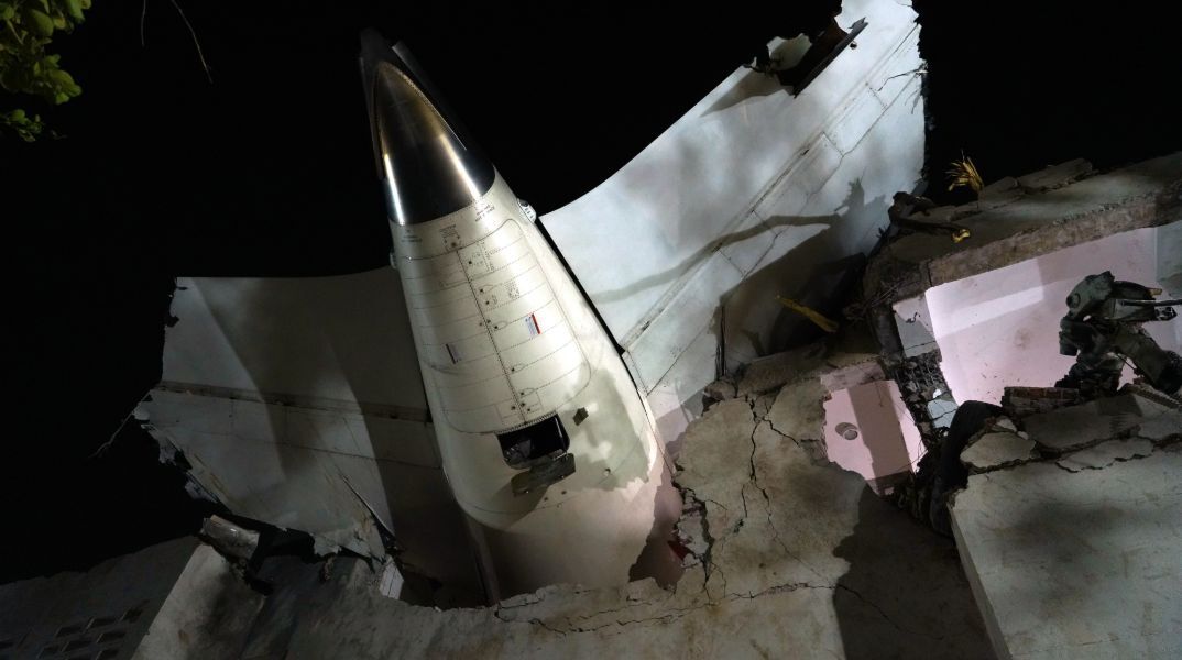 Ινδία: Το δραματικό «mayday» του πιλότου - Γιατί συνετρίβη το αεροσκάφος μέσα σε 30 δευτερόλεπτα