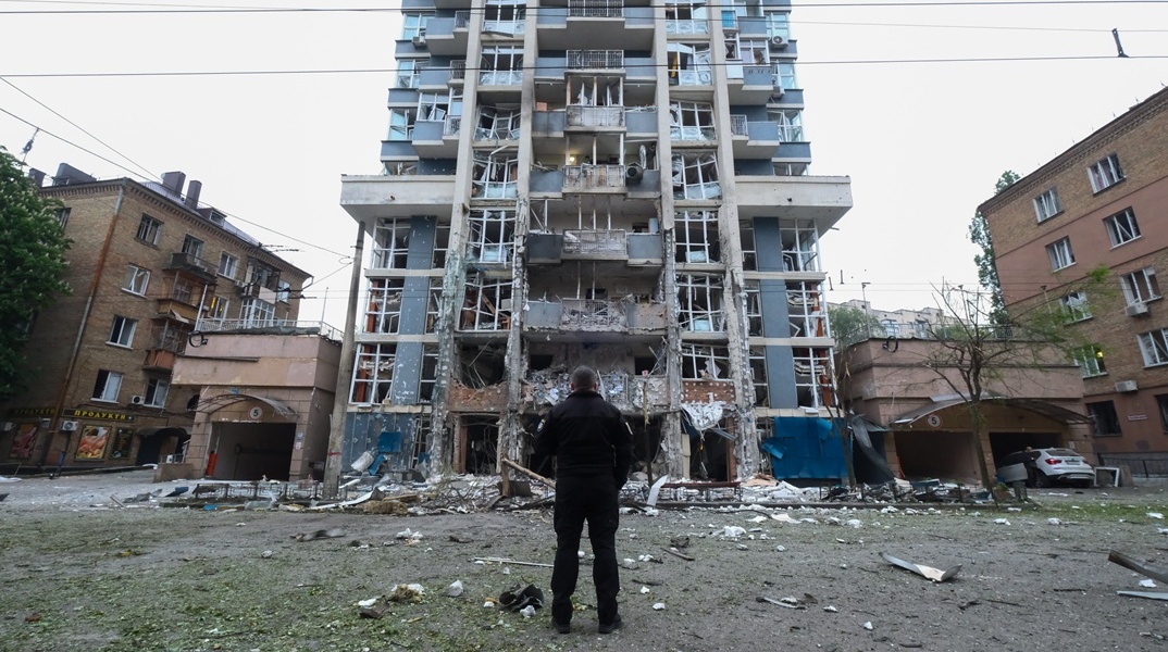 Καταστροφές από επιθέσεις ρωσικών drone σε κτίριο στην Ουκρανία 