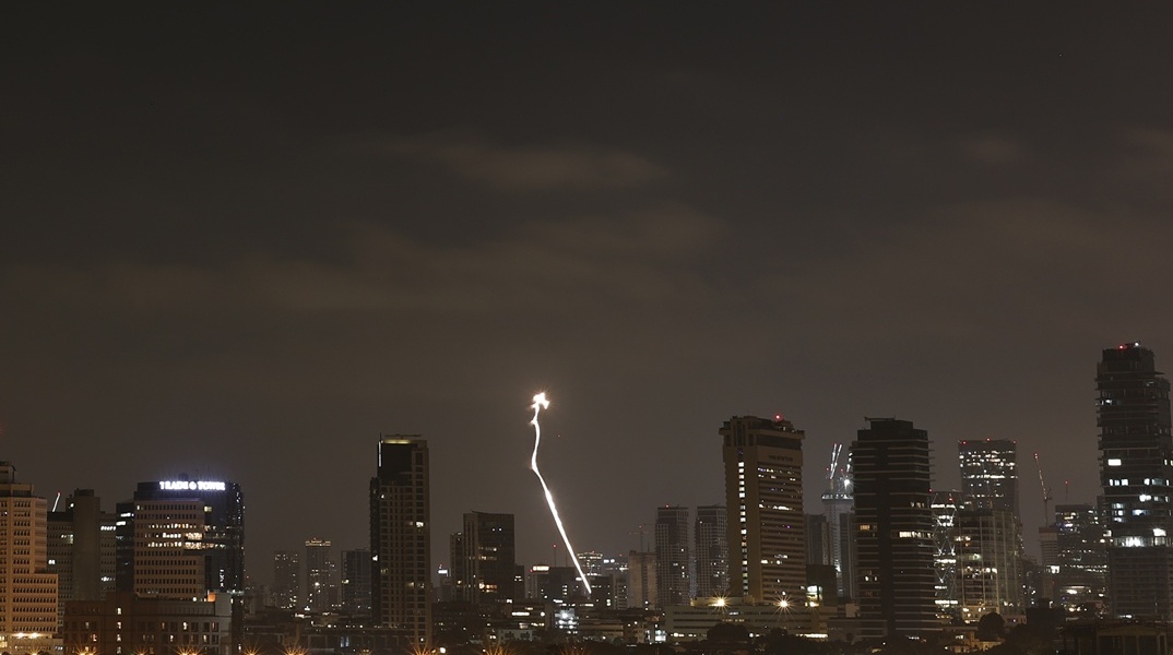 Στιγμή επίθεσης στο Ισραήλ