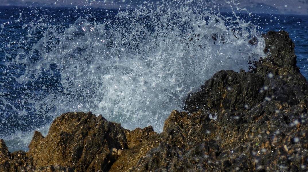 Κύμα σκάει στον βράχο