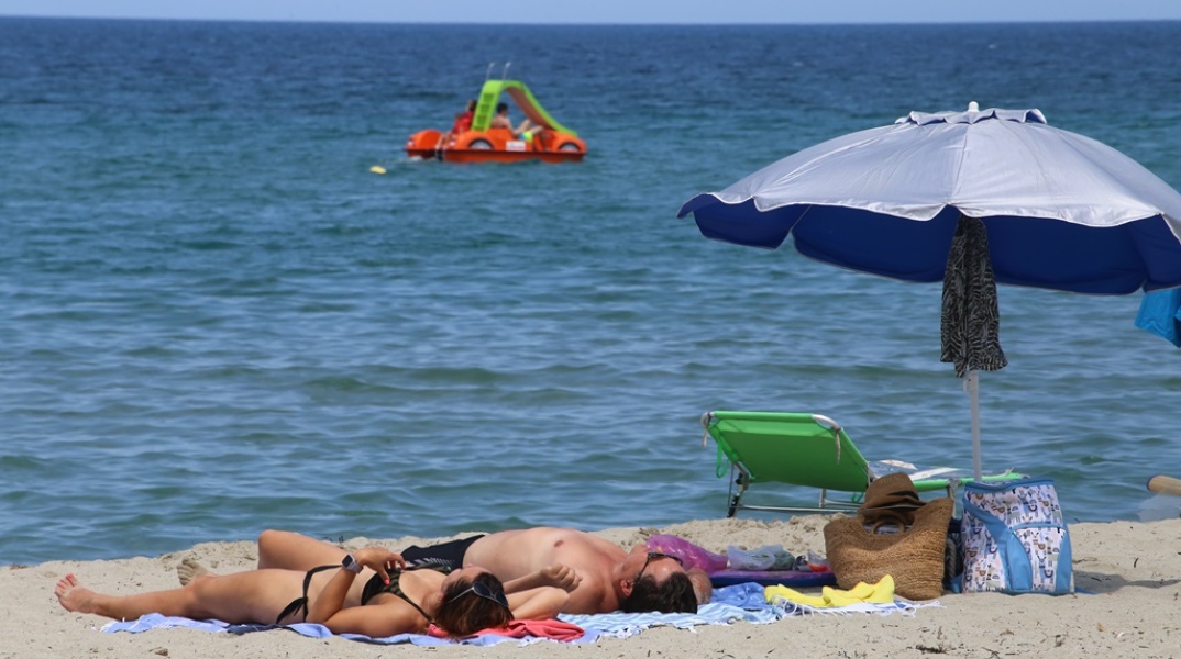 Καιρός: Λουόμενοι στην παραλία