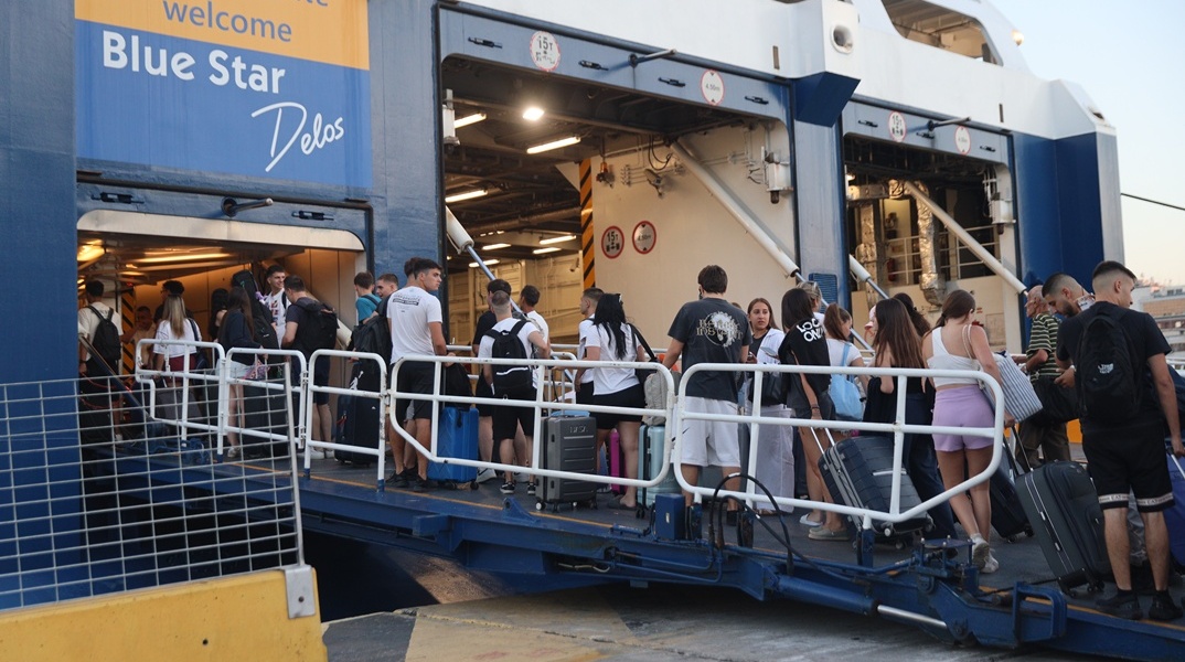 Πολίτες ετοιμάζονται για την επιβίβαση τους σε πλοίο