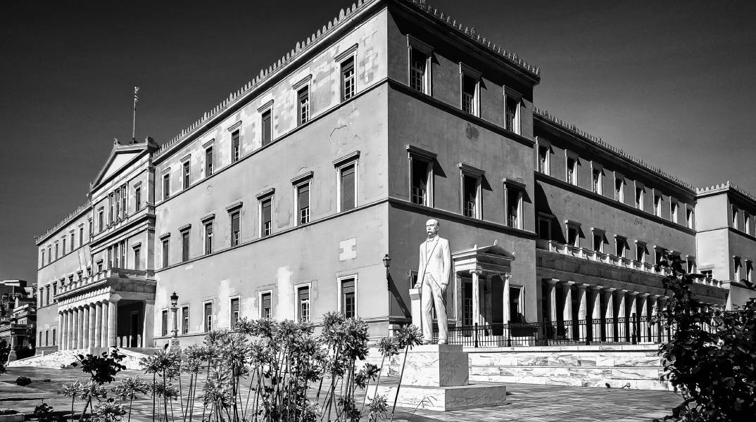 Μια «δικαστική» κοινοβουλευτική χρονιά που κανείς δεν θέλει να θυμάται