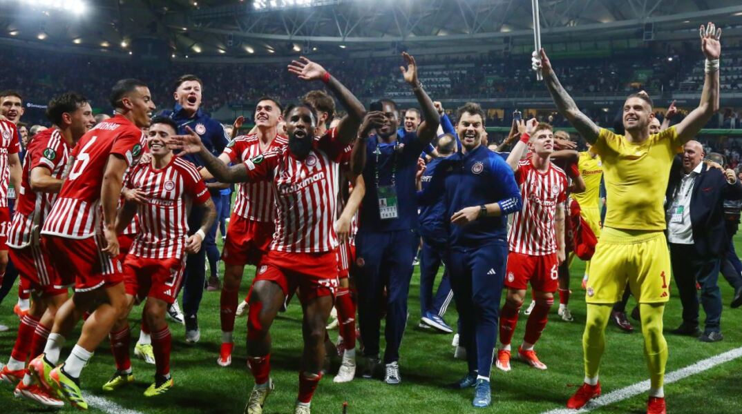 Ολυμπιακός: Οι ξέφρενοι πανηγυρισμοί στα αποδυτήρια της OPAP Arena - Οι παίκτες των Πειραιωτών πανηγύρισαν με την ψυχή τους την κατάκτηση του Conference League