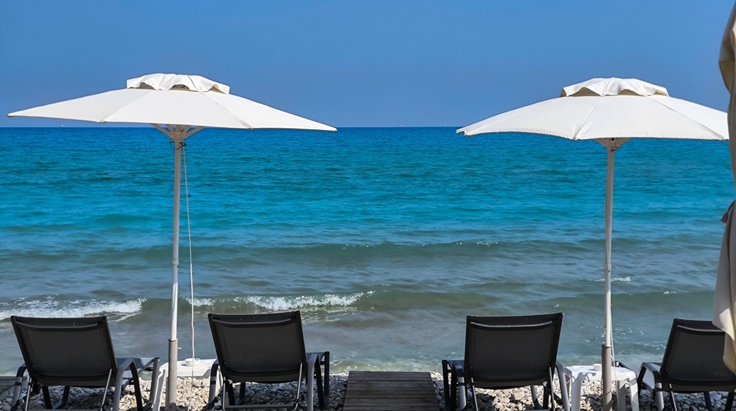 Ξαπλώστες σε ακτή