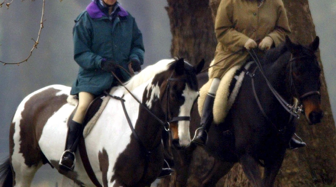 Η βασίλισσα Ελισάβετ έκανε ιππασία μαζί με την κόρη της, πριγκίπισσα Άννα