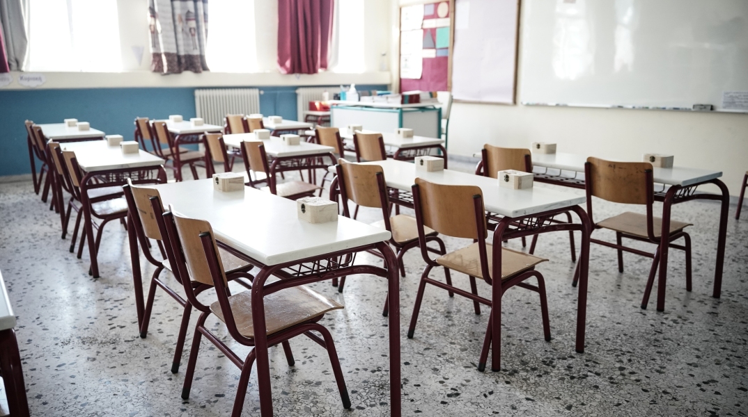 Σχολική αίθουσα με άδεια θρανία και καρέκλες