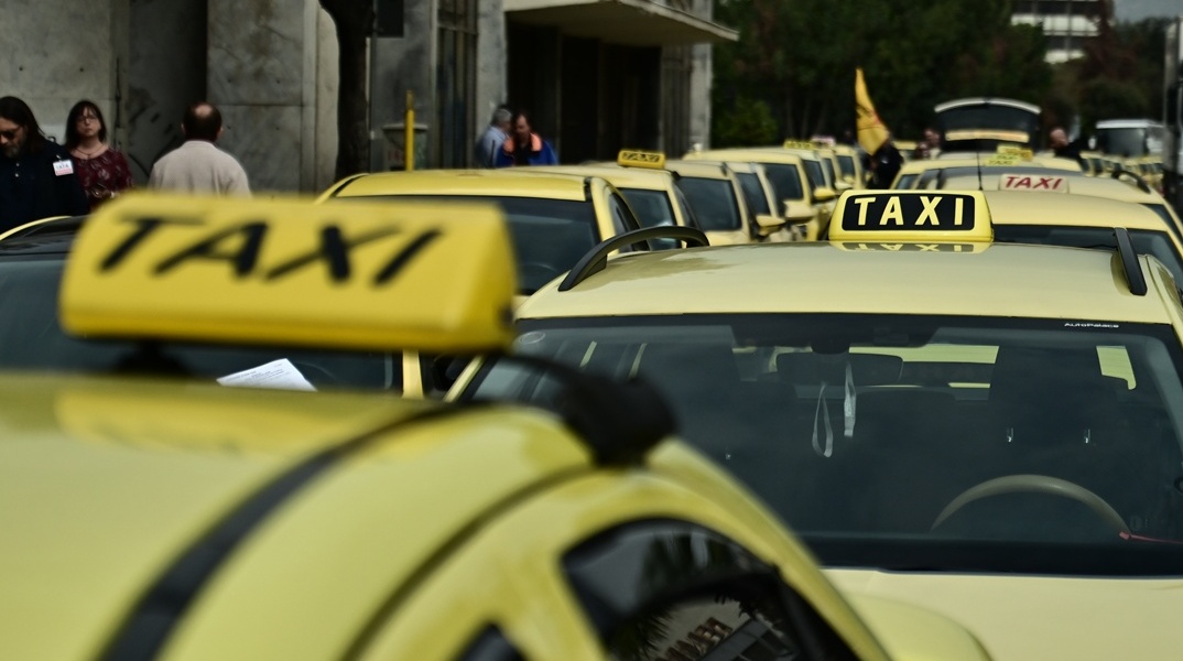 Ταξί σε σειρά σε δρόμο της Αθήνας