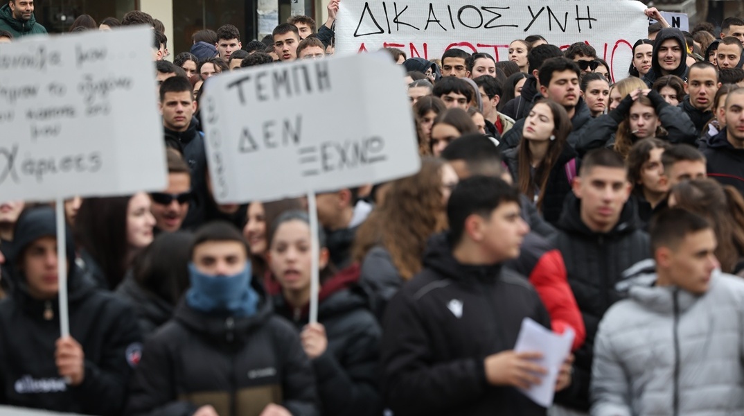 Εικόνα από συγκέντρωση στο κέντρο της Αθήνας για το πολύνεκρο σιδηροδρομικό δυστύχημα στα Τέμπη