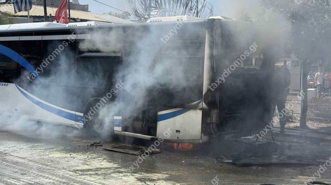 Φωτιά σε εν κινήσει αστικό λεωφορείο στον Βόλο 