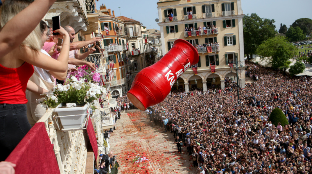 Ενθουσιασμός στην Κέρκυρα: Έσπασαν οι «μπότηδες» (video) | Athens Voice