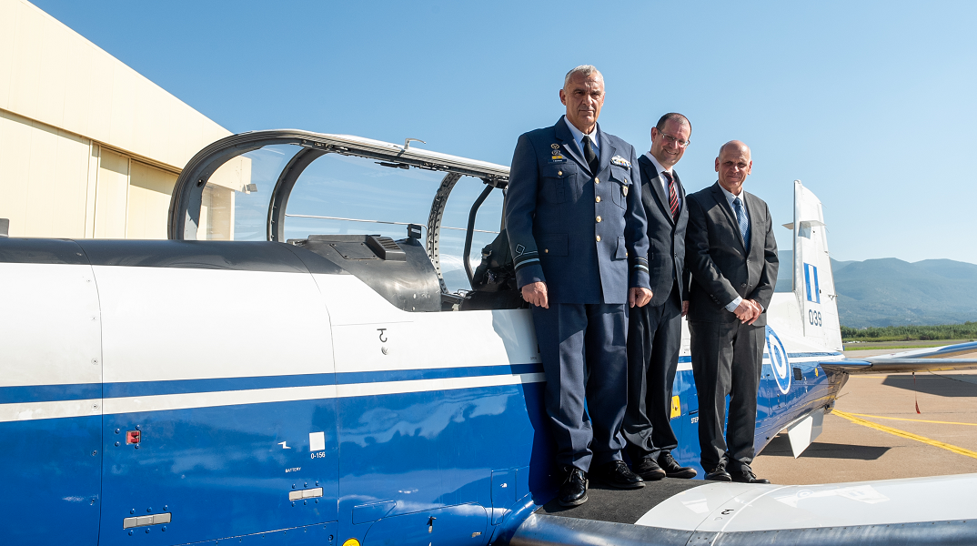 Από αριστερά προς δεξιά: o Υποπτέραρχος (Ι) Γεώργιος Βαγενάς, Διοικητής της Διοίκησης Αεροπορικής Εκπαίδευσης (ΔΑΕ) της Ελληνικής Πολεμικής Αεροπορίας, o Ταξίαρχος ε.α. Γιαΐρ Κουλάς, Eπικεφαλής της Διεύθυνσης Διεθνούς Αμυντικής Συνεργασίας (SIBAT), Μπεζχαλέλ Μάχλις, Πρόεδρος και Διευθύνων Σύμβουλος, Elbit Systems